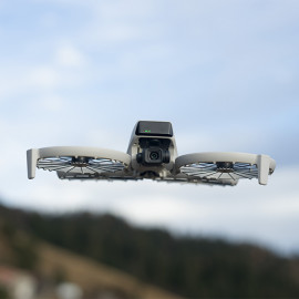 Drone pliable DJI Flip avec sa radiocommande DJI RC-N3