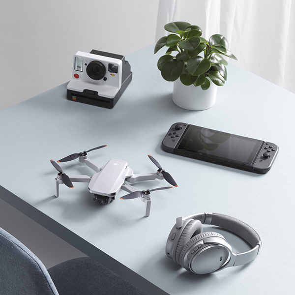 Drone DJI Mini sur table