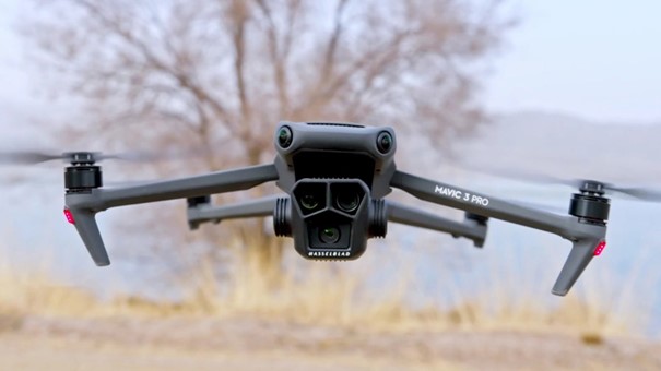 Drone DJI Mavic 3 Pro (en vol, et vu de face)