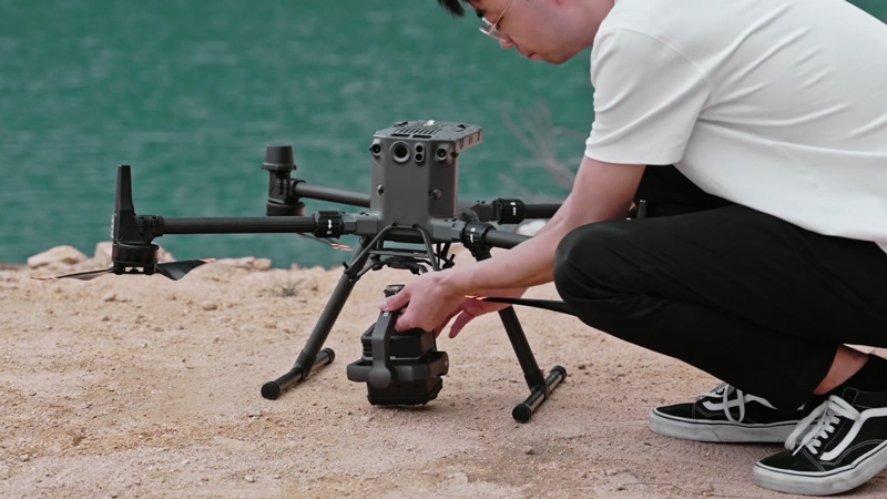 Installation d'une nacelle-caméra sur le drone DJI Matrice 350 RTK