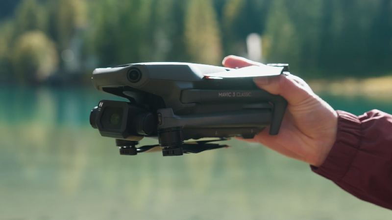 DJI Mavic 3 Classic : un drone léger et repliable (capteur 4/3)