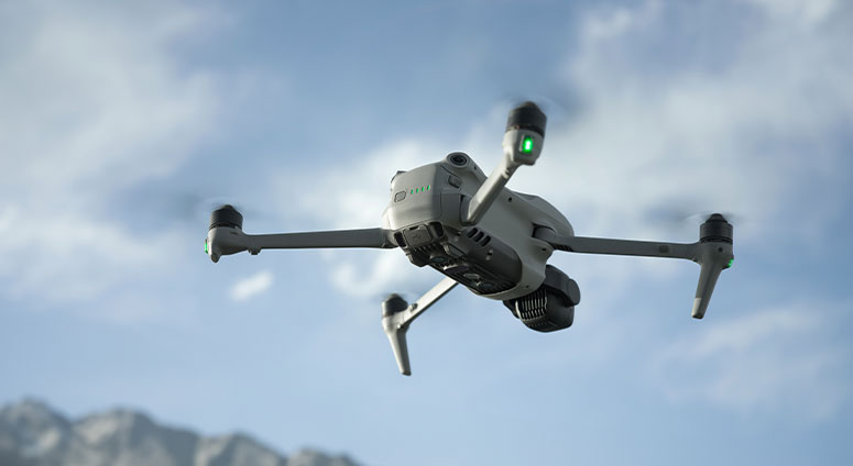 DJI Air 3S en vol de dos