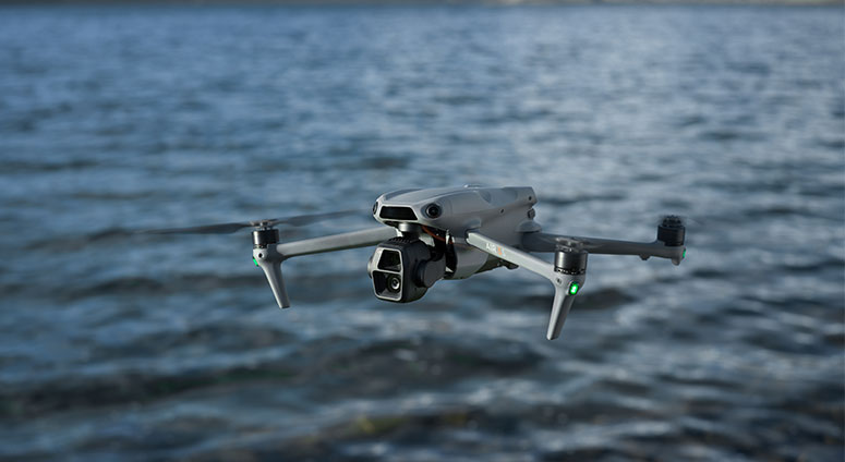 DJI Air 3S de face en vol