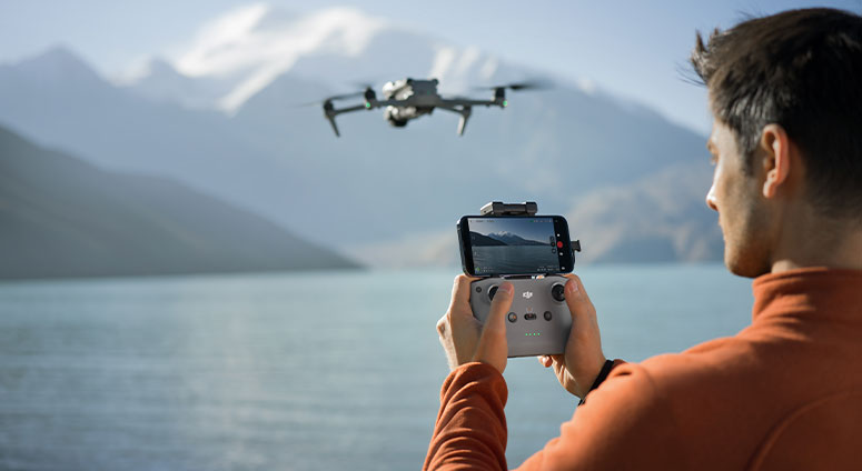 Pilotage du DJI Air 3S avec la radiocommande DJI RC-N3 et smartphone