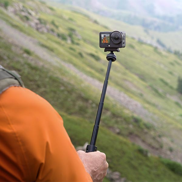 DJI Osmo action 6 avec sa perche extensible