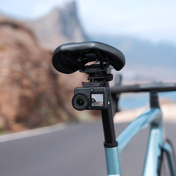 DJI Osmo Aciton 6 fixée sous la selle d'un vélo