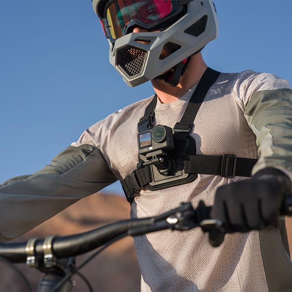 Osmo Action 6 attachée sur un harnais