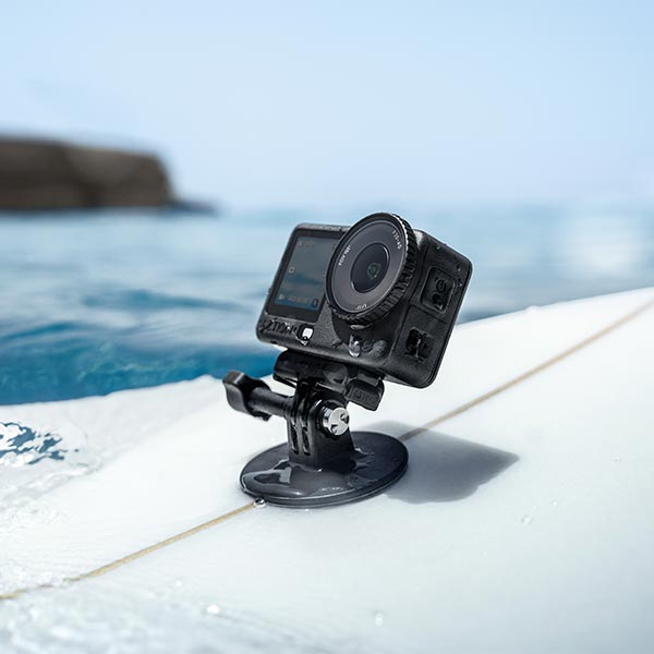 DJI Osmo Action 6 sur une planche de surf