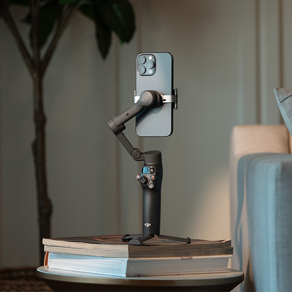 DJI Osmo Mobile 8 et un iPhone