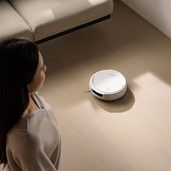 Aspirateur DJI ROMO en cycle de nettoyage