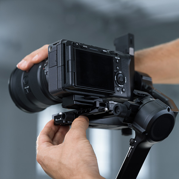 Une caméra sur le stabilisateur DJI RS 5